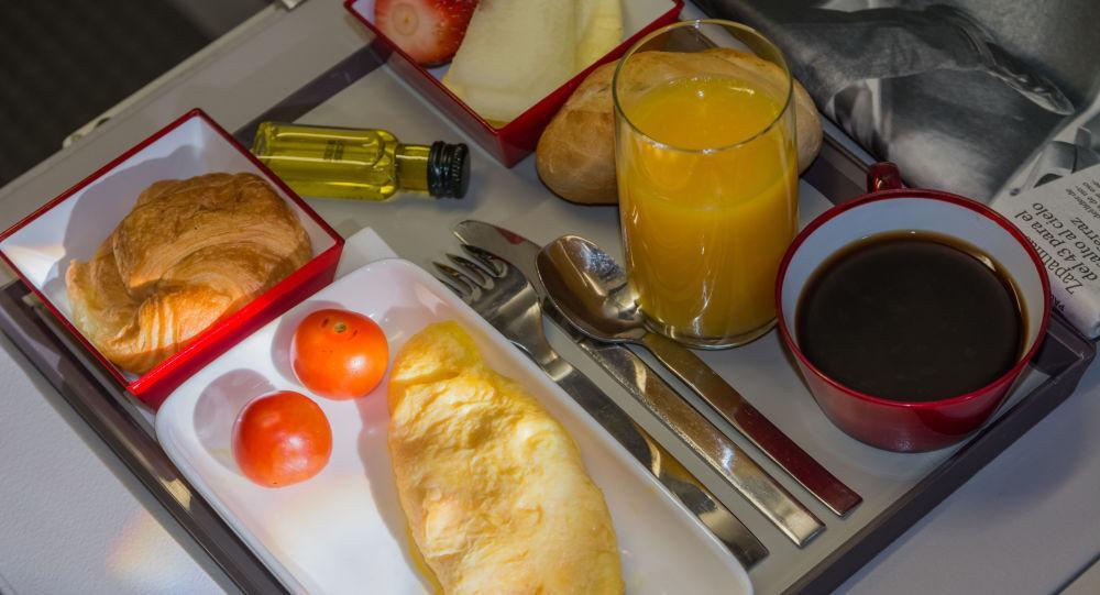 چه غذا هایی را نباید در هواپیما بخوریم؟