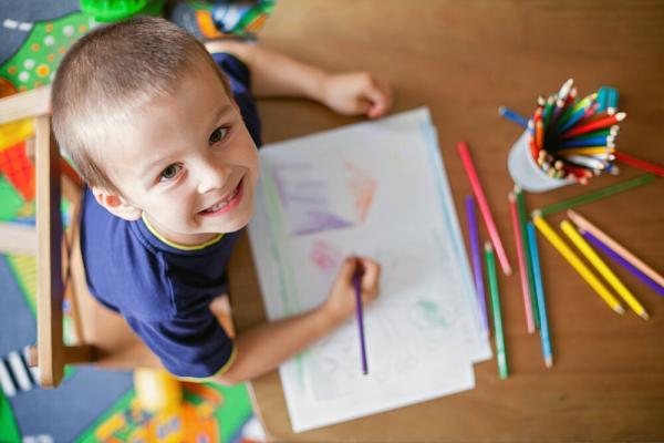 تصاویر ، نشانه های طبیعی و غیر طبیعی نقاشی های بچه ها ، اگر نقاشی کودک شما این نشانه ها را دارد از یک روانشناس یاری بگیرید